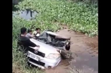 bmobil-dinas-bpr-dana-amanah-pelalawan-terjun-ke-kanal-2-pegawai-tewasb