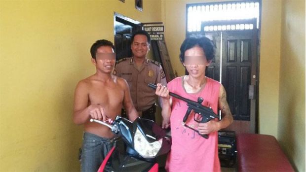 Sambil Menenteng Airsoft Gun yang Selalu Digunakan untuk Beraksi, Terduga Pencuri di Kampar Senyum saat Difoto di Markas Polisi