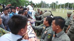 Salah Ngomong Bilang Gedung Daerah Miliknya, Kasat Pol PP Riau Diledek dan Ditertawai Pengunjuk Rasa