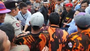 Massa Pemuda Pancasila Nyaris Baku Hantam dengan Pengunjuk Rasa di Depan Gedung Daerah Riau