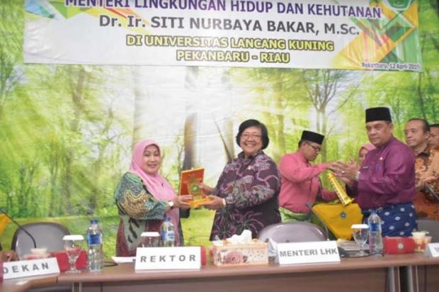 Sejarah Baru untuk Riau; Menteri LHK Sambangi Unilak Antar SK KHDTK