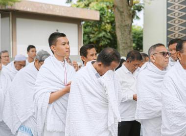 bmuda-berangkat-ke-tanah-suci-azka-dan-nazib-menjemput-panggilan-haji-di-usia-20-tahunb