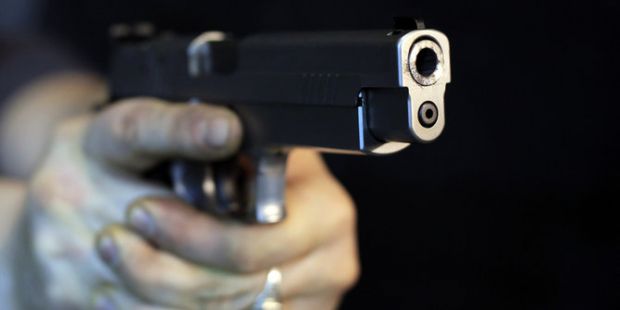 Bergumul dengan Perampok, Anggota Polisi Tertembak Pistol Teman Sendiri