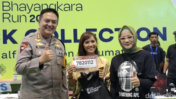 Pelari Cantik Sally Tanudjaja Terlihat Hadir saat Kapolda Mengecek Langsung Pengambilan Race Pack Riau Bhayangkara Run 2024