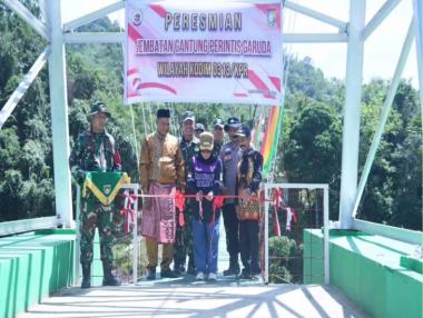 bjembatan-gantung-perintis-garuda-bantuan-presiden-ri-di-desa-gajahbertalut-kampar-diresmikanb