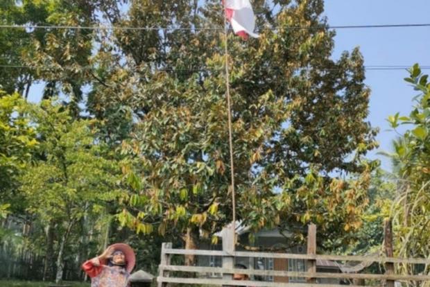 Nenek di Pangean Kuansing tak Sengaja Pasang Bendera Terbalik, Berkali-kali Minta Maaf ke Polisi dan Nyanyi Indonesia Raya