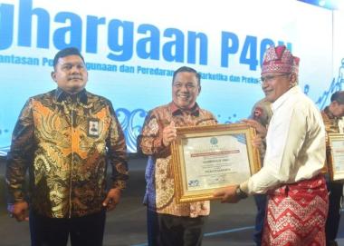 pj-gubernur-riau-terima-penghargaan-p4gn-dari-bnn-ri