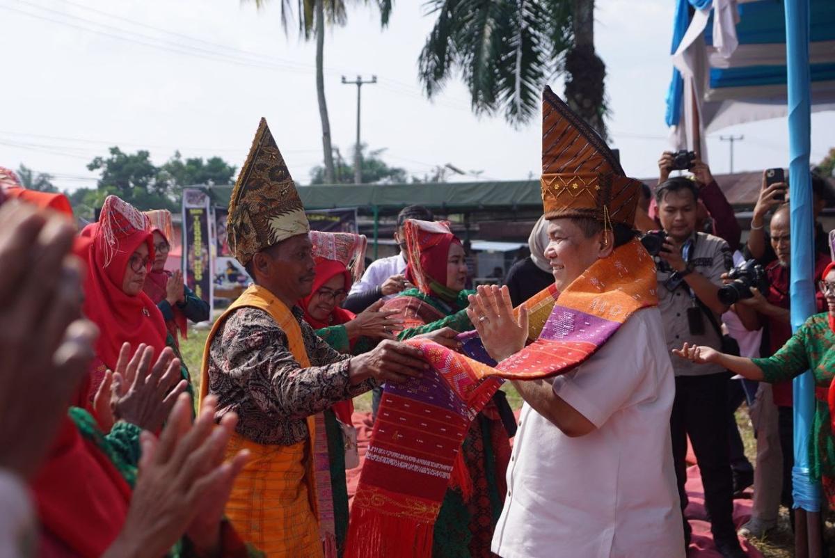 <b>Pj Gubernur Riau Bersilaturahmi dengan Warga Kandis Kabupaten Siak, Sejumlah Kesenian dan Budaya Berbagai Daerah di Nusantara Ditampilkan</b>