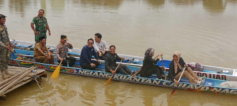 <b>Wow! Stafsus Wapres Ikut Mendayung Saat Tinjau Arena Pacu Jalur Kuansing</b>
