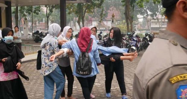 Ikut Demo soal Kabut Asap Karhutla di Kantor Gubernur Riau, 2 Mahasiswi Pingsan