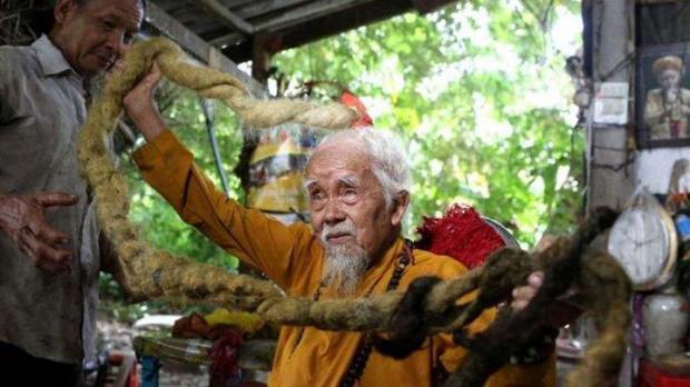 Takut Mati, Kakek Ini Sudah Hampir 80 Tahun Tidak Memangkas Rambutnya hingga Panjangnya Bermeter-meter