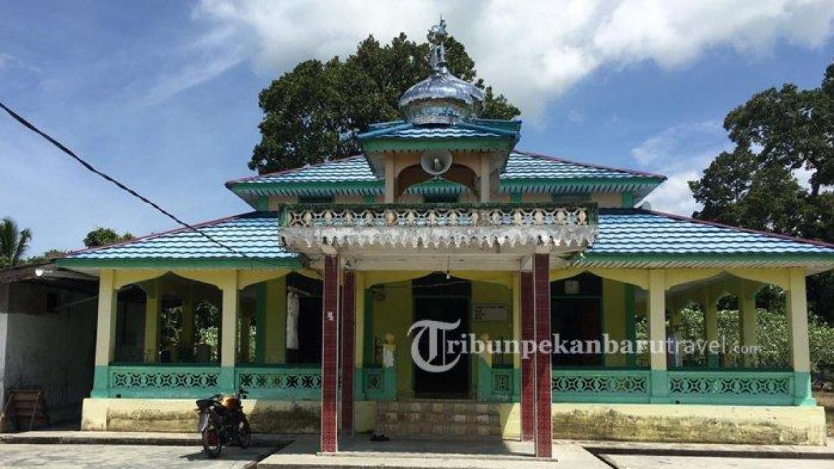 <b>Dibangun 100 Tahun Lalu, Masjid Jami Arruhama Kepulauan Meranti Miliki 9 Pintu Perlambang Wali Songo</b>