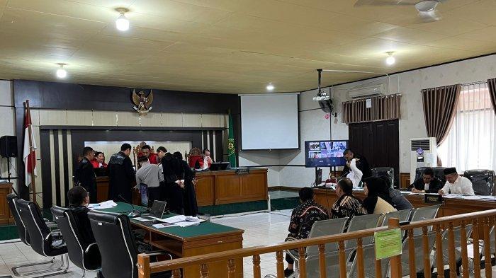Pegawai BPKP Riau Nangis Saat Bersaksi di Sidang; Disuruh Atasan untuk Menghapus Temuan…