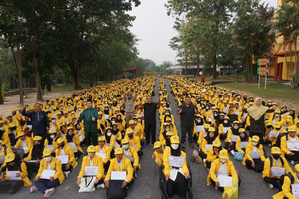 Diawali Pantun si Semangka Kuning, Wakil Rektor I Buka PKKMB 2023 Universitas Lancang Kuning