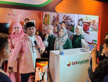 bbupati-pelalawan-ajak-masyarakat-gunakan-produk-brk-syariah-di-helat-pelalawan-2025b