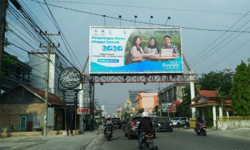 Pemprov Riau Minta Pemkot Pekanbaru Tebang dan Bongkar Seluruh Reklame Bando Ilegal, ”Tegakkanlah Peraturan…”
