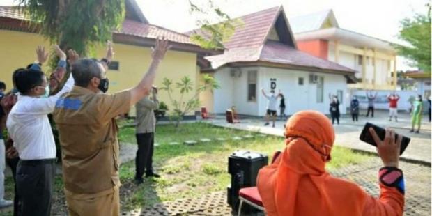 Lambaikan Tangan, Gubernur Riau Syamsuar Beri Semangat Pasien Covid-19 yang Sedang Jalani Isolasi