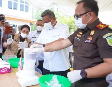 bhadiri-pemusnahan-barang-bukti-tipidum-bupati-rokan-hulu-imbau-generasi-muda-jauhi-narkobab