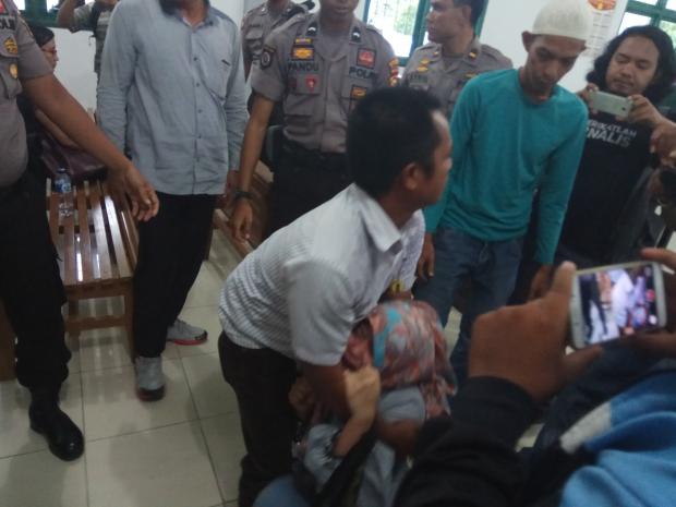 <i>BREAKING NEWS</i>: Keluarga Ngamuk, Hakim Vonis Mati Terdakwa Sabu 40 Kg