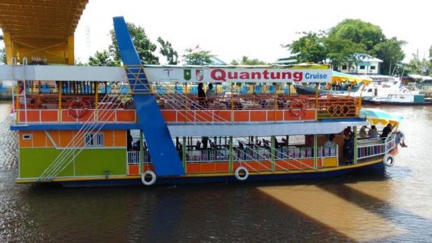 Sensasi Makan Sambil Menyusuri Sungai Siak Pekanbaru dengan Kapal Quantung Cruise