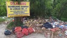 ada-papan-larangan-tapi-tetap-saja-warga-buang-sampah-di-jalan-yos-sudarso-pekanbaru
