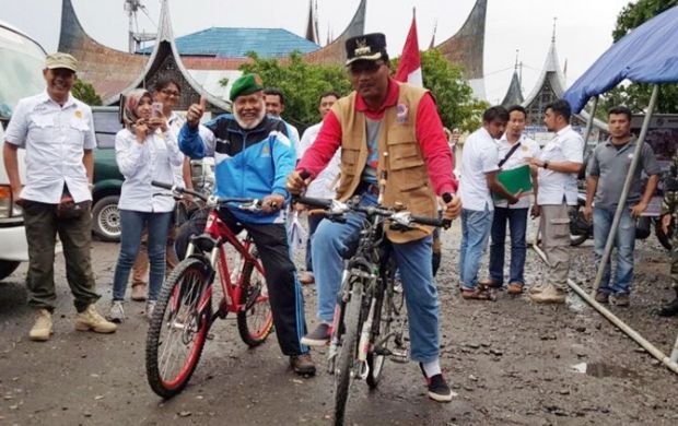 Telah Kelilingi 365 Daerah dengan Sepeda, Duta Rimba Indonesia Pensiunan Pegawai Kehutanan Berusia 72 Tahun Ini Sambangi Korban Banjir di Perbatasan Riau-Sumbar