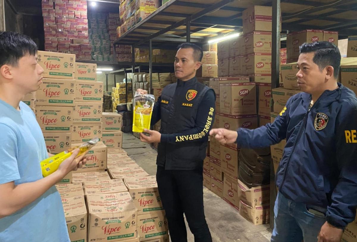 <b>Polres dan Dinas Perindagkop Inhil Lakukan Sidak ke Gudang Distribusi Minyak Goreng Merk MinyaKita</b>