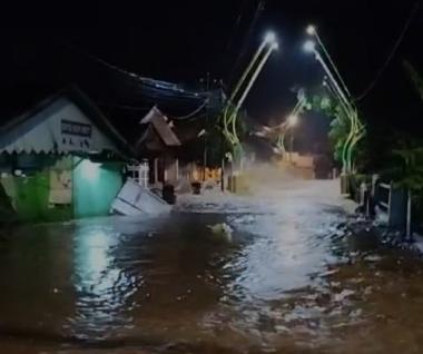 bbanjir-cukup-dahsyat-landa-kota-padangsidimpuan-sejumlah-rumah-warga-hanyut-dan-porakporandab