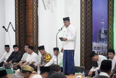 bbupati-suhardiman-ajak-asn-pemkab-kuantan-singingi-belanjakan-tpp-dan-thr-di-pasar-kedai-kampungb