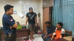 Sempat Kabur, Pelaku Nikah Sejenis di Inhu Ditangkap Polisi di Sebuah Rumah Jalan Teratai Duri, Sedang Bersembunyi di Bawah Meja