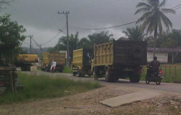 Truk-truk Pengangkut Tanah dan Pasir Diduga Penyebab Kerusakan Jalan di Kecamatan XIII Kotokampar