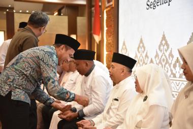jelang-berangkat-ke-tanah-suci-14-pegawai-brk-syariah-ditepungtawari
