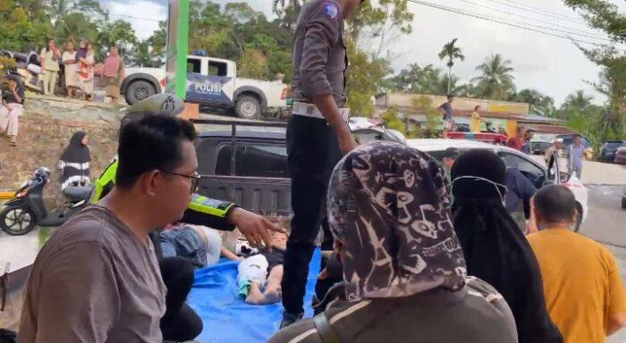 <b>Dua Kendaraan Berpelat Nomor Riau Tabrakan di Sumbar, 2 Meninggal dan Enam Luka-Luka</b>