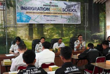 bcegah-ancaman-kejahatan-lintas-negara-imigrasi-pekanbaru-edukasi-pelajar-smkn-2b