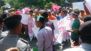 Takbir Menggema di Tengah-tengah Demo Buruh Sampah Pekanbaru, ”Di Mana Hati Nuranimu Pak Wali Kota?”