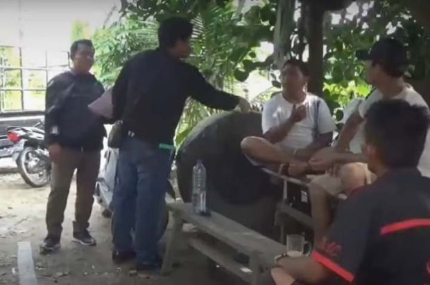 Kena Batunya, <i>Debt Collector</i> Arogan Ini Kaget Saat Mau Tarik Unit yang Ternyata Milik Anggota Kepolisian