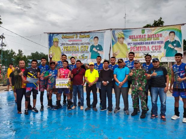 Dengan Latar Rumah Kuning yang Dibangun Zaman Belanda, Ketua DPRD Inhil Tutup Turnamen Voli Pemuda Cup Kecamatan Mandah