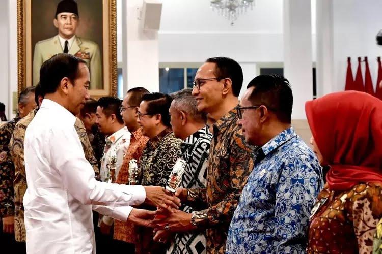 Presiden Serahkan <i>Award</i> Kepada 15 TPID, Kota Pekanbaru Salah Satu Penerima