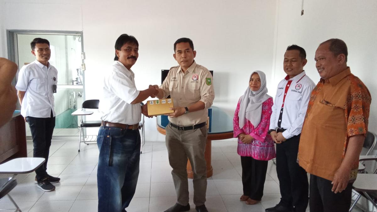 Jelang Pelaksanaan Radio Akademi Nasional di Pekanbaru, KPI Daerah Riau & Lembaga Penyiaran Bagikan Radio ”Jadul”