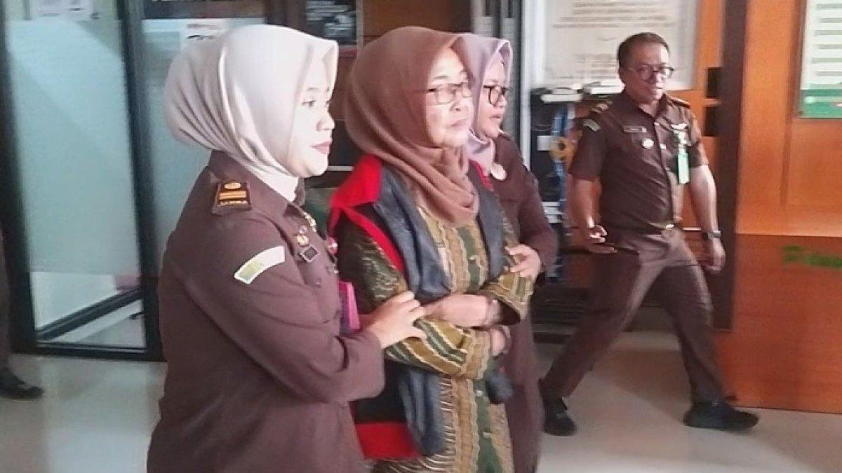 <b>Ini Sosok Suprapti Eks Kades Berusia 71 Tahun yang Terjerat Korupsi karena Gunakan Dana Desa untuk Bangun Kolam Renang Senilai Rp1 Miliar</b>