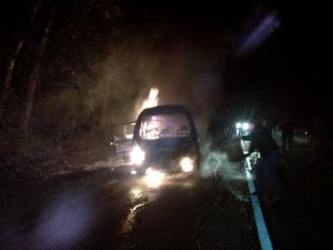 Mobil Travel Jurusan Tembilahan-Pekanbaru Hangus Terbakar di Lintas Timur Inhu