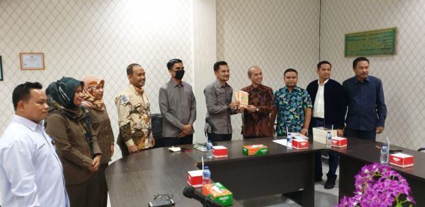 Fakultas Hukum UIR Usul Buku Terbitan Bawaslu Pekanbaru Dibedah