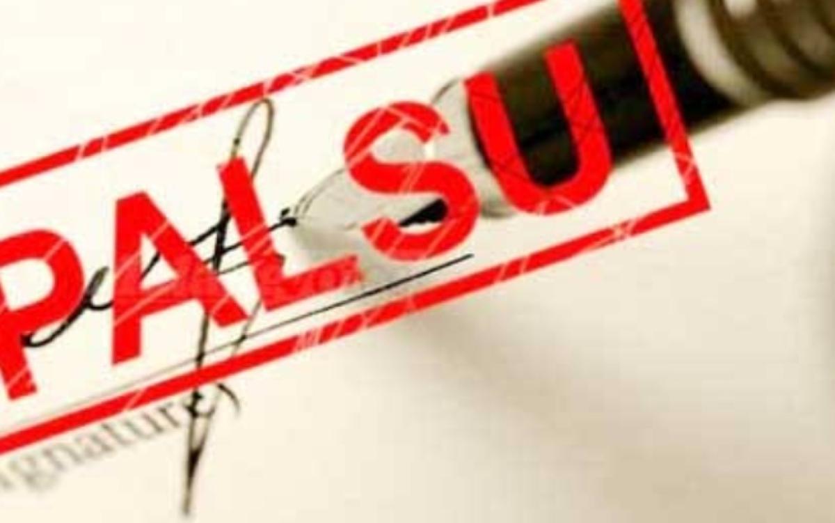 <b>Kaget Tanda Tangannya Dipalsukan di Kasus Korupsi Dana Hibah Ponpes, Konsultan Lapor Polisi</b>