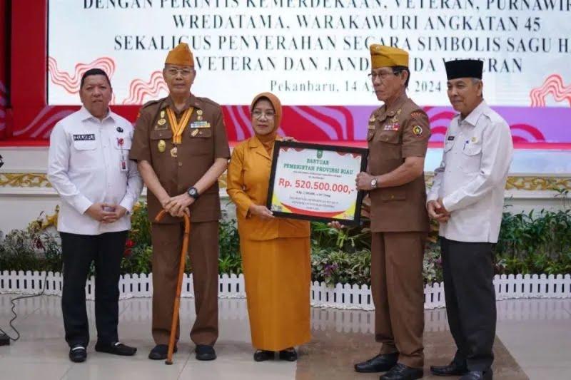 <b>Ratusan Veteran, Janda, dan Duda Veteran di Provinsi Riau Terima Uang Saku Rp 1,5 Juta Per Orang</b>