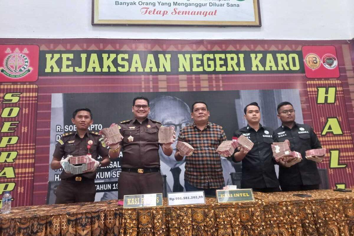 <b>Istri Tersangka Korupsi Pupuk Subsidi Serahkan Rp 991 Juta ke Kejari Karo</b>