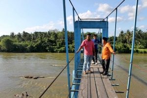 Kerusakan Jembatan Gantung di Desa Ganting Kabupaten Kampar Semakin Parah dan Rawan ”Telan” Korban Jiwa