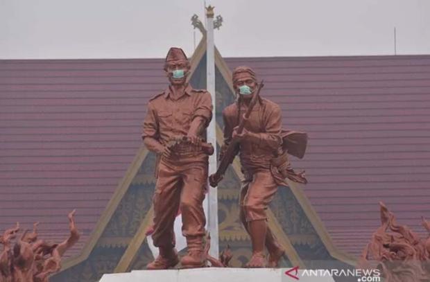 Kasihan Bakal Jadi ”Korban” Asap, Patung Pejuang di Depan Gedung Daerah Riau Dipasangi Masker