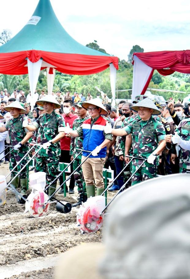 Dukung Ketahanan Pangan Nasional, Sinergi PHR - TNI AD Olah 100 Hektare Tanaman Pangan