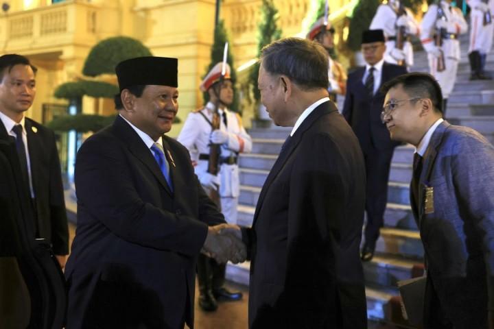 <b>Temui Presiden Vietnam di Hanoi, Prabowo Subianto Nyatakan Indonesia Siap Bantu Tanggulangi Bencana Topan Yagi</b>