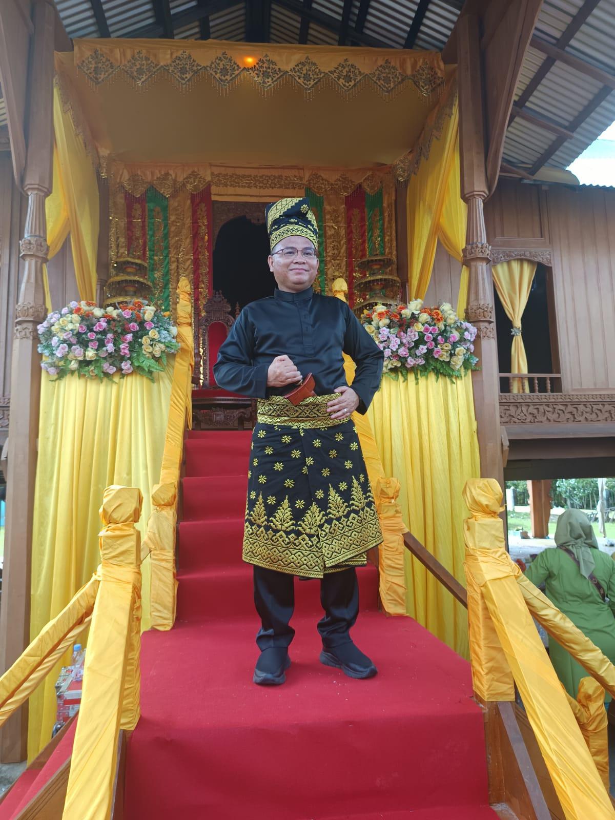 <b>Rektor Unilak Prof Junaidi Terima Anugerah Gelar Kehormatan Adat dari Kerajaan Rokan</b>